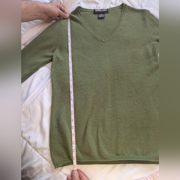 Green Cashmere Veck Sweater - Picture 7 of 8